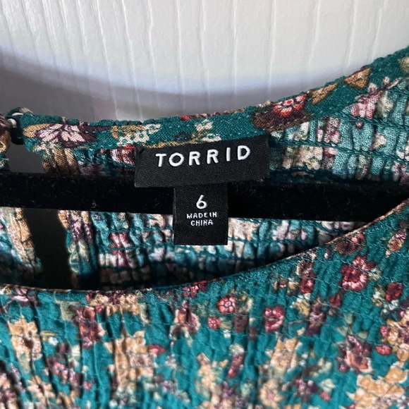 Torrid 6 green Crinkle Gauze Smocked blouse top - Picture 4 of 7